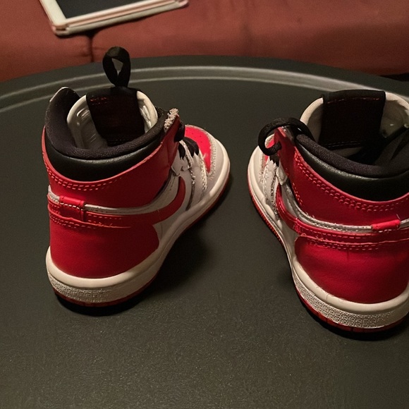 Jordan 1 Retro High OG size 7c, red, black and white - Picture 2 of 4